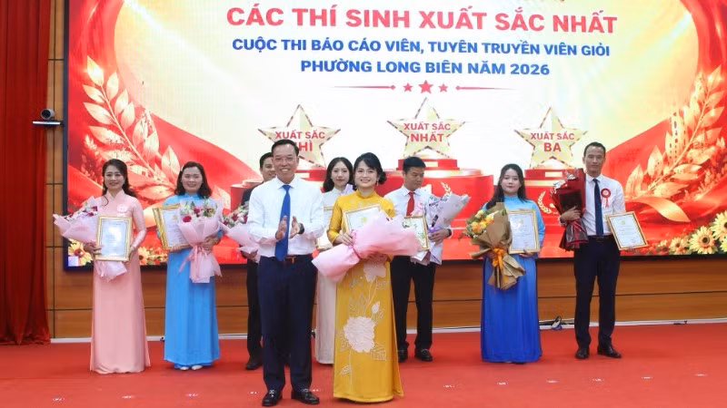 Lãnh đạo Đảng ủy phường Long Biên trao giải cho thí sinh đoạt giải Đặc biệt.