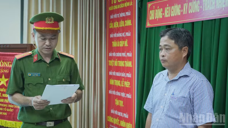 Cơ quan điều tra tống đạt quyết định khởi tố bị can, lệnh bắt tạm giam đối với ông Võ Chí Công. (Ảnh CACC)