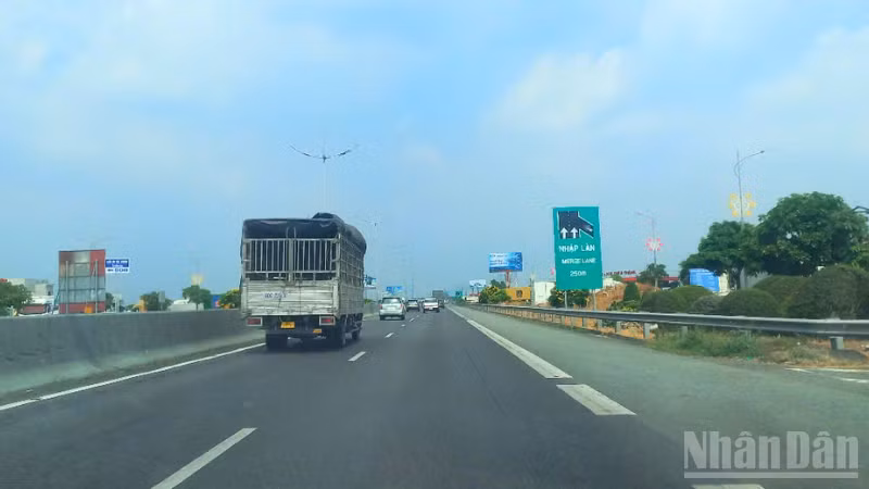 Phương tiện lưu thông trên tuyến cao tốc đoạn Cần Thơ-Hậu Giang.