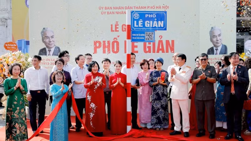 Các đồng chí lãnh đạo Trung ương và Hà Nội thực hiện nghi thức gắn biển tên phố Lê Giản.