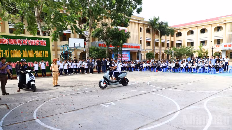 Học sinh trường trung học phổ thông Sóc Trăng, phường Mỹ Xuyên tham gia thực hành sa hình sau buổi học tại trường.