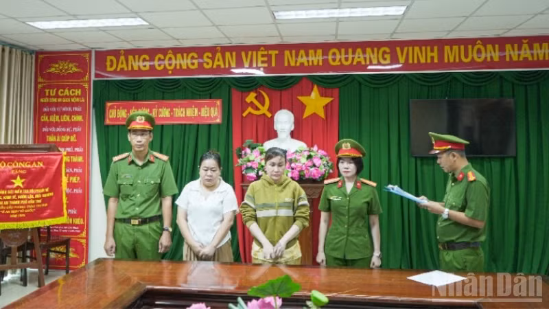 Cơ quan Cảnh sát điều tra Công an thành phố Cần Thơ tống đạt các Quyết định khởi tố vụ án hình sự, khởi tố bị can và thi hành các Lệnh bắt bị can để tạm giam đối với Nguyễn Thị Thu Đông (áo vàng) và Lầu Thị Giang (áo trắng).