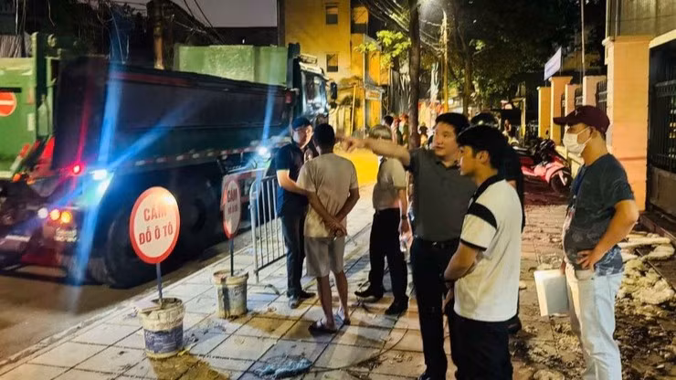 Lãnh đạo phường Thanh Xuân trực tiếp chỉ đạo công tác giải phóng mặt bằng tại hiện trường. (ảnh: Khánh An).