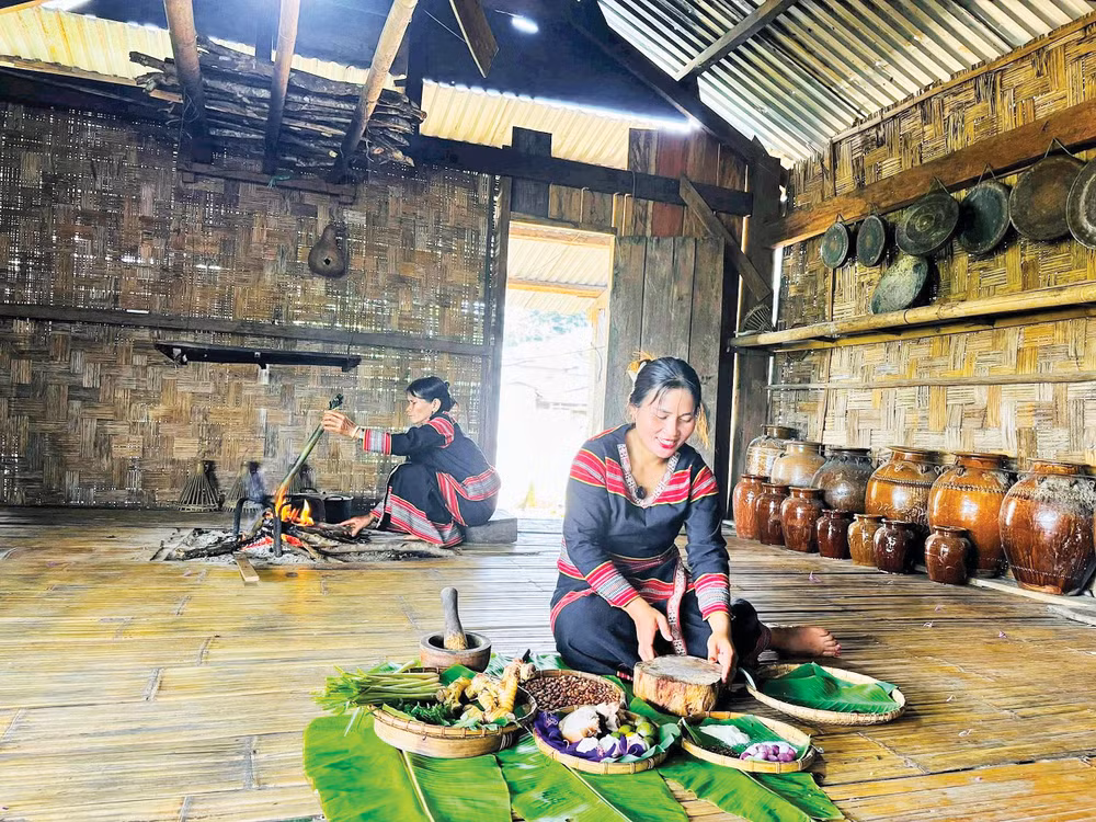 anh-3-chi-y-tuan-cung-me-chuan-bi-mon-ngon-dai-khach.jpg