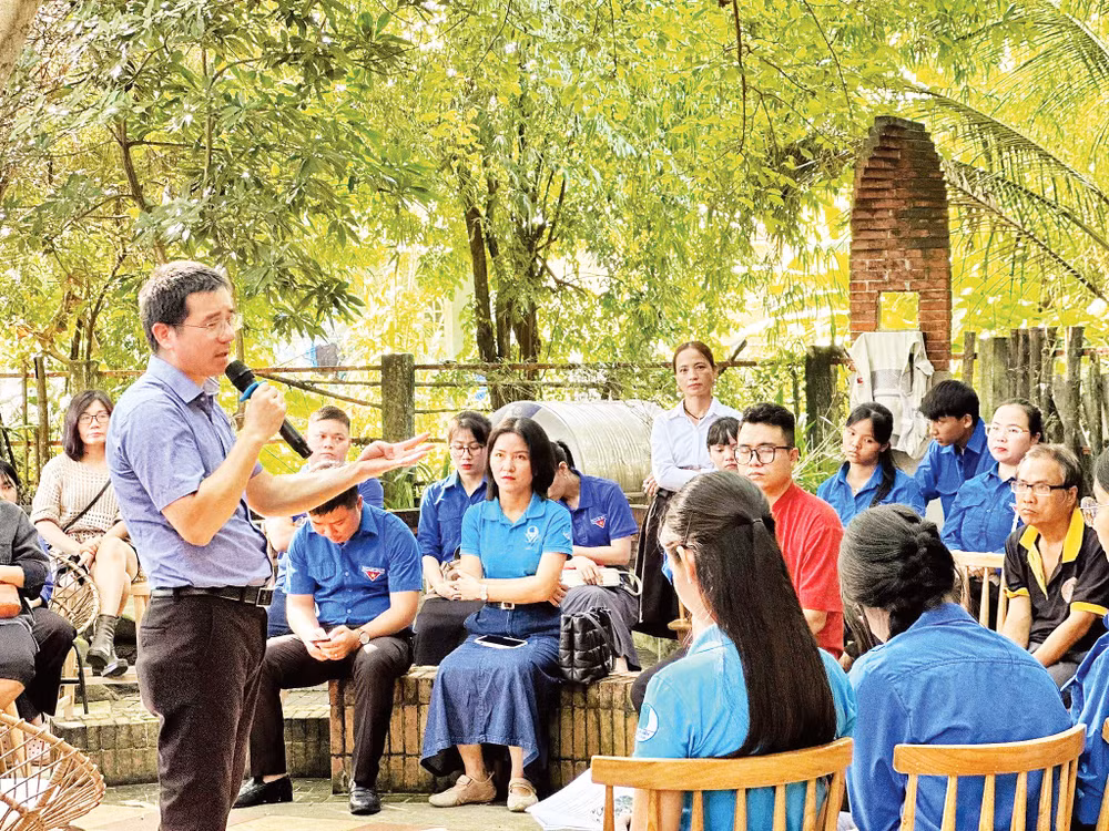 Diễn giả Nguyễn Quốc Vương trong một chương trình lan tỏa văn hóa đọc cho học sinh. 