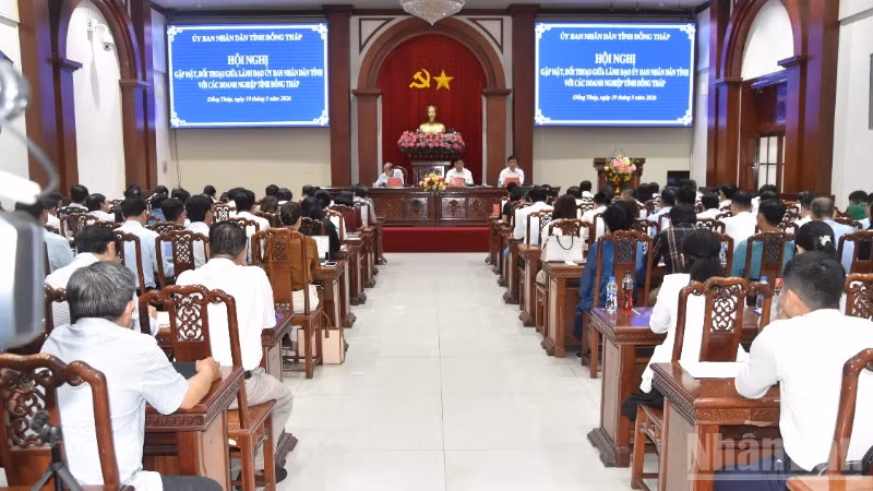 Lãnh đạo tỉnh Đồng Tháp gặp mặt, đối thoại với doanh nghiệp.