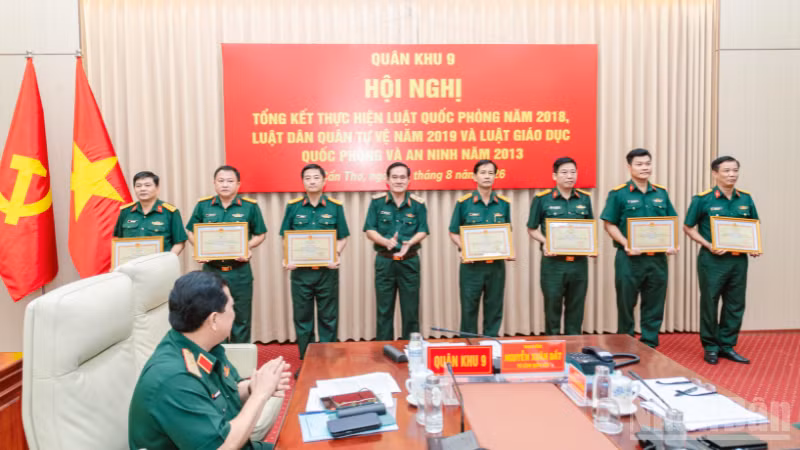 Quân khu tặng bằng khen các tập thể có thành tích xuất sắc, tiêu biểu trong công tác tuyên truyền, tổ chức thực hiện Luật Quốc phòng năm 2018, Luật Dân quân tự vệ năm 2019, Luật Giáo dục Quốc phòng và an ninh năm 2013. (Ảnh: PHƯƠNG NHẬT)