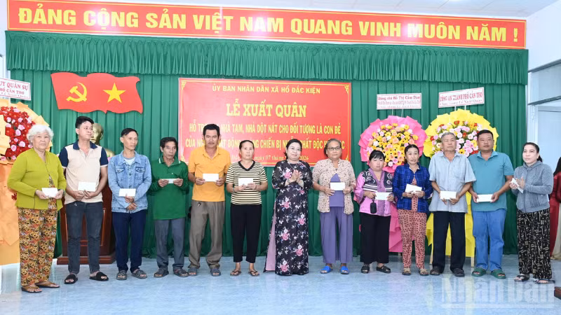 Đồng chí Hồ Thị Cẩm Đào, Phó Bí thư Thành ủy, Chủ tịch Ủy ban Mặt trận Tổ quốc Việt Nam thành phố Cần Thơ tham gia lễ xuất quân và tặng quà cho các gia đình. (Ảnh: VĂN ÚT) 