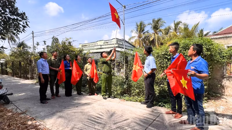 Lực lượng ra quân thực hiện công trình “Đường cờ Tổ quốc”.