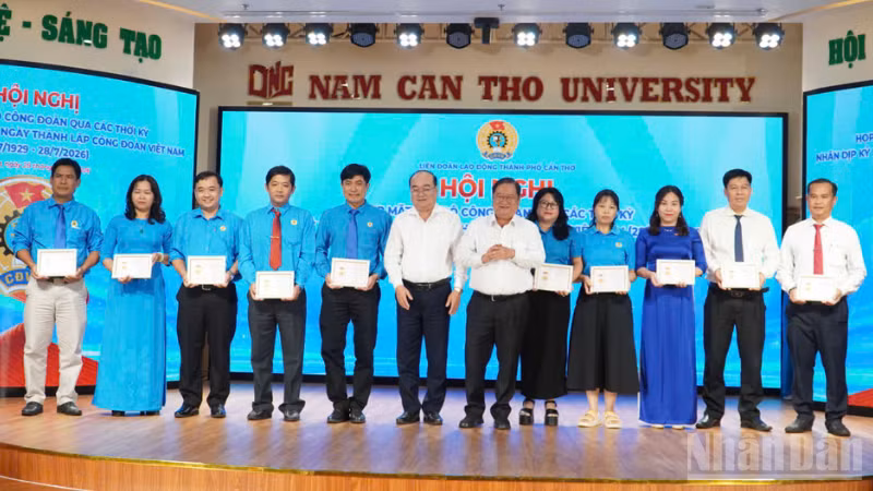 Nhiều tập thể, cá nhân có thành tích xuất sắc đóng góp cho tổ chức Công đoàn Cần Thơ được tặng thưởng.