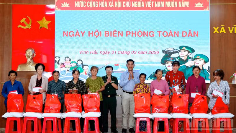 Đại tá Hà Huy Trường, Phó Chính ủy Bộ đội Biên phòng thành phố Cần Thơ và ông Thạch Thanh Tùng, Bí thư Đảng ủy xã Vĩnh Hải tặng quà cho các hộ gia đình có hoàn cảnh khó khăn trên địa bàn. 