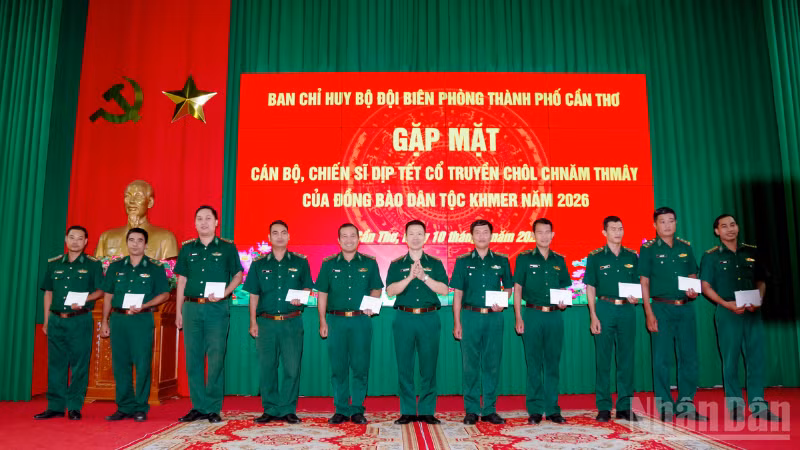 Đại tá Phạm Lê Xuân Bình, Chỉ huy trưởng Bộ đội Biên phòng thành phố Cần Thơ tặng quà chúc Tết cổ truyền Chôl Chnăm Thmây tới cán bộ, chiến sĩ là người dân tộc Khmer.