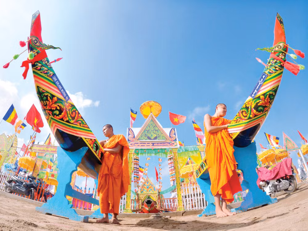 Ghe ngo - biểu tượng đoàn kết của cộng đồng Khmer Nam Bộ, thể hiện tinh thần gắn kết và niềm tự hào văn hóa.