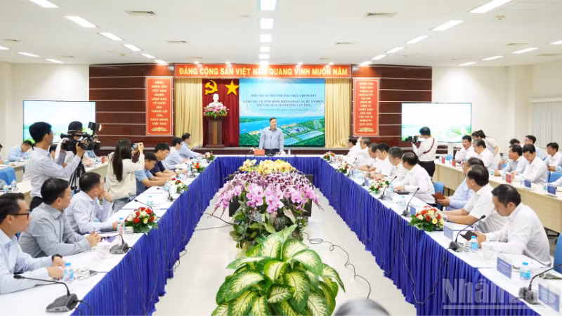 Quang cảnh buổi làm việc. (Ảnh: VĂN ÚT)