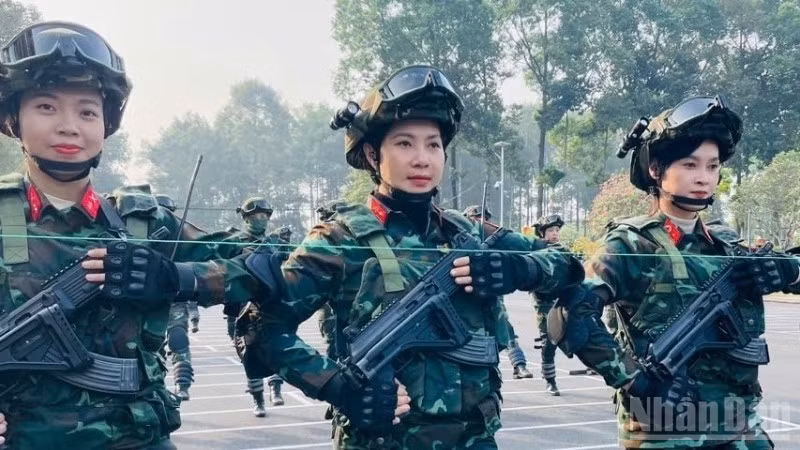 ndo_br_a2-dong-chi-ngoc-thu-2-tu-trai-sang-cung-dong-doi-tich-cuc-luyen-tap-tham-gia-dieu-binh-dieu-hanh-6930-5829.jpg