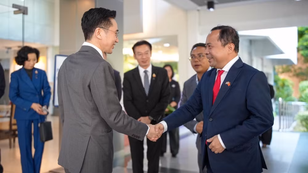 Bộ trưởng Khoa học và Công nghệ Vũ Hải Quân gặp Phó Thủ tướng kiêm Bộ trưởng Giáo dục Đại học, Khoa học, Nghiên cứu và Đổi mới sáng tạo Thái Lan Yodchanan Wongsawat.