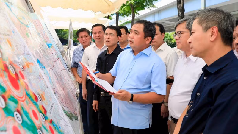Lãnh đạo Thành ủy Hà Nội kiểm tra dự án đường Tây Thăng Long tại phường Đông Ngạc. (Ảnh: Quang Thái).
