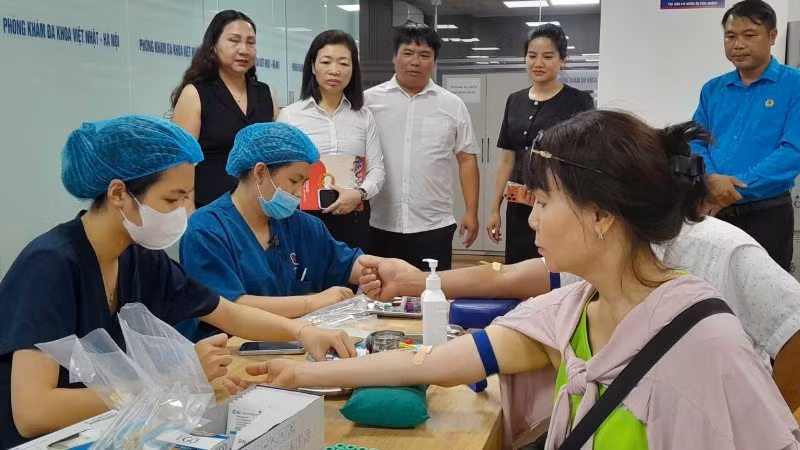 Người lao động được tổ chức khám bệnh, làm các xét nghiệm.