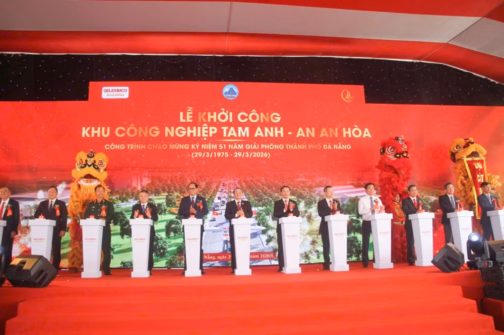Các đại biểu thực hiện nghi thức bấm nút khởi công dự án.