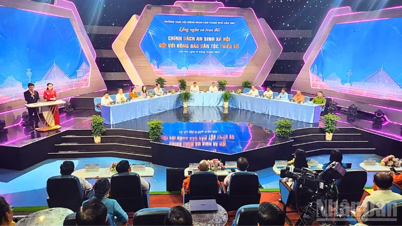 Quang cảnh Chương trình "Lắng nghe và trao đổi" với chủ đề về chính sách an sinh xã hội đối với đồng bào dân tộc thiểu số.