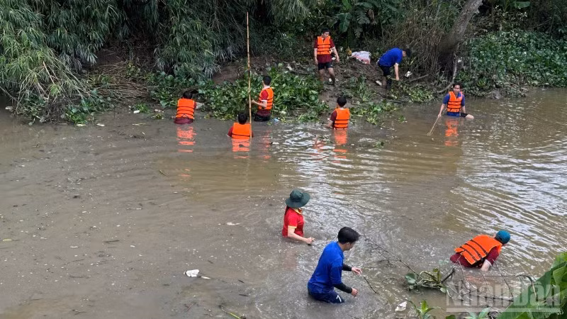 Đoàn viên, thanh niên xã Lấp Vò, tỉnh Đồng Tháp dọn rác dưới kênh. 