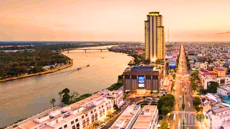 Nội ô thành phố Cần Thơ nhìn từ trên cao vào ban đêm.