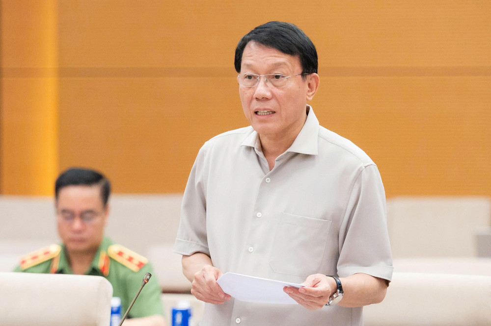 Bộ trưởng C&ocirc;ng an, Đại tướng Lương Tam Quang b&aacute;o c&aacute;o việc tiếp thu, giải tr&igrave;nh &yacute; kiến của đại biểu Quốc hội về hồ sơ dự thảo Nghị quyết. (Ảnh: Media Quốc hội)