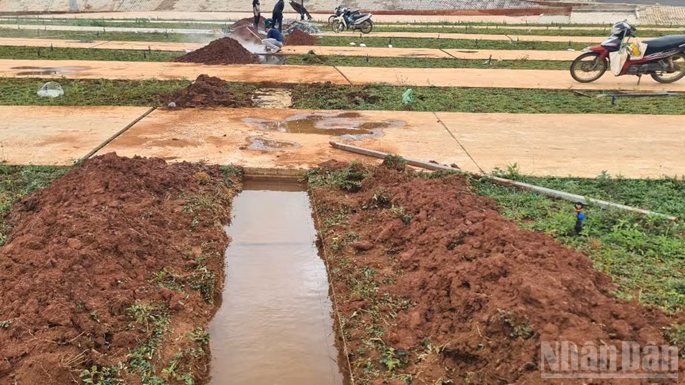 Sụt lún ở Quảng trường trung tâm Gia Nghĩa đang diễn biến phức tạp, xuất hiện nhiều vị trí mới, đơn vị thi công đang gấp rút thực hiện các giải pháp hạn chế sụt lún.