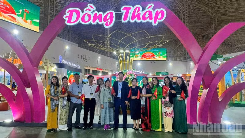 Gian hàng của tỉnh Đồng Tháp tại Hội chợ Mùa Thu lần thứ nhất - 2025.