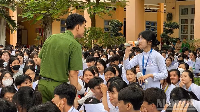  Buổi tuyên truyền về an toàn giao thông và phòng tránh bạo lực học đường tại Trường Trung học phổ thông Lê Thanh Hiền. 