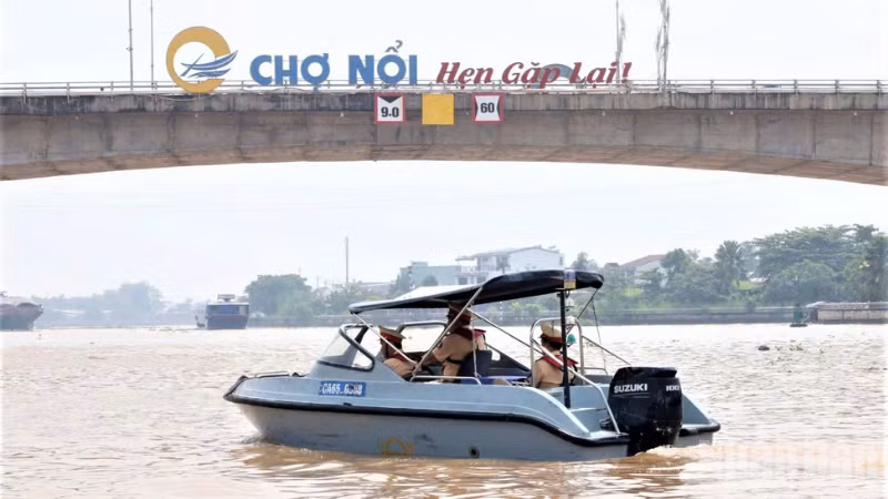 Đội Cảnh sát giao thông đường thủy số 2, Phòng Cảnh sát giao thông Công an thành phố Cần Thơ thực hiện nhiệm vụ tuần tra, bảo đảm an toàn giao thông đường thủy khu vực chợ nổi Cái Răng. (Ảnh: Công an cung cấp)