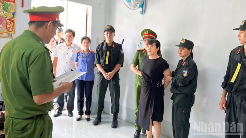 Điều tra viên thi hành lệnh khám xét nơi ở của Nguyễn Thị Châu. (Ảnh: Công an cung cấp)