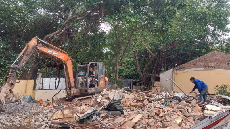Lực lượng chức năng phường Thanh Xuân tháo dỡ công trình để bàn giao mặt bằng cho chủ đầu tư dự án đường Vành đai 2,5.