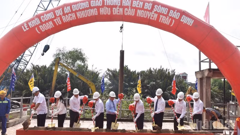 Nghi thức khởi công dự án đường giao thông hai bên bờ kênh Bảo Định.