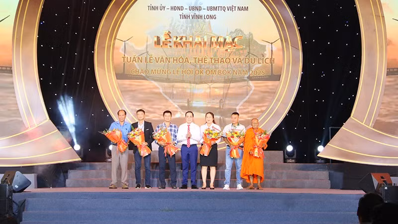 Lãnh đạo Tỉnh ủy Vĩnh Long tặng hoa cho đại diện các đơn vị, tổ chức tài trợ Lễ hội Ok Om Bok năm 2025.