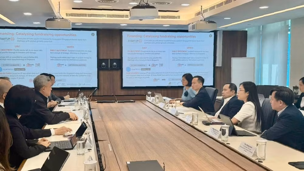 Toàn cảnh buổi làm việc giữa Bộ trưởng Khoa học và Công nghệ Vũ Hải Quân và Bộ Phát triển số và Thông tin Singapore.