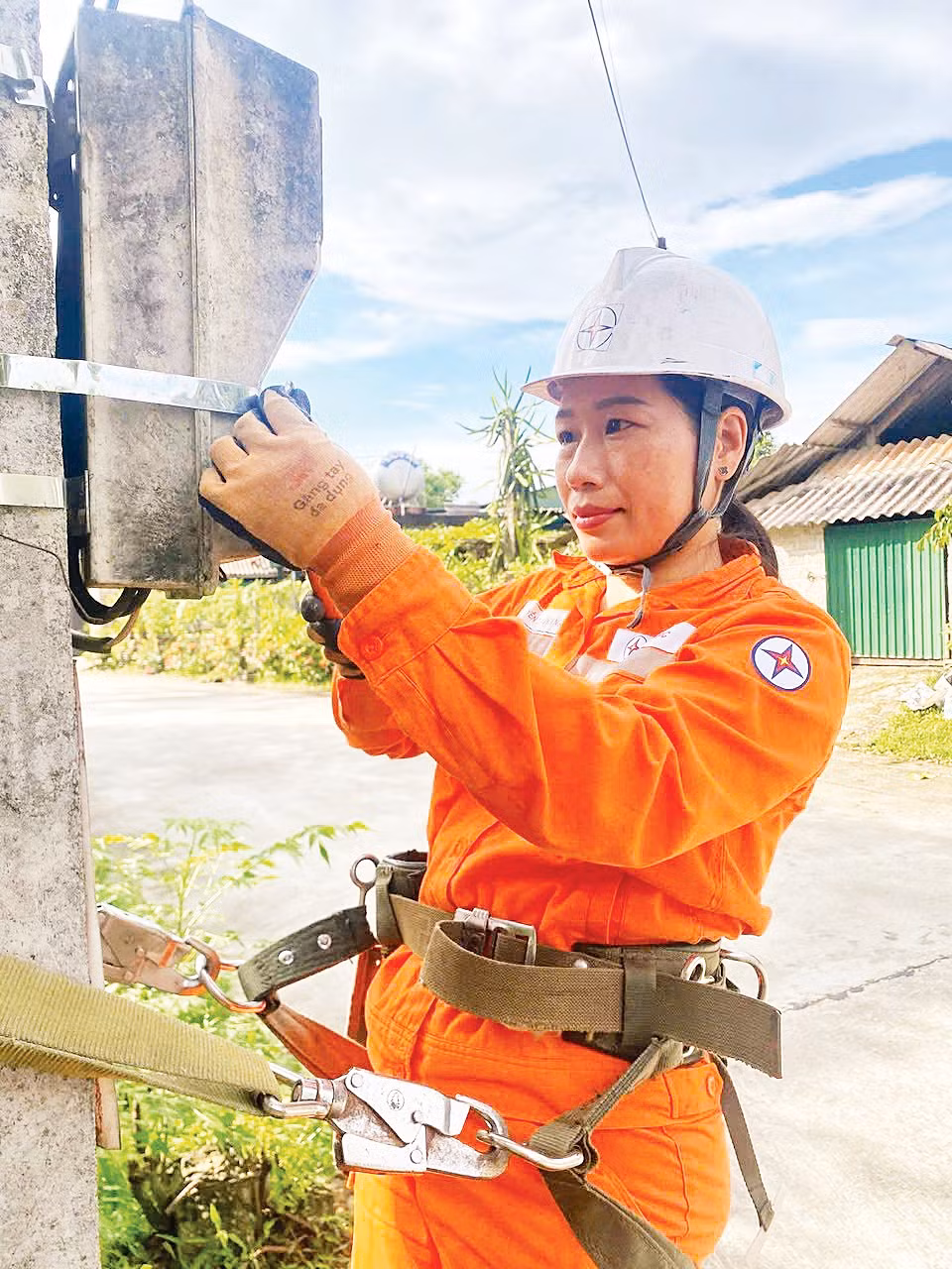 Phụ nữ trong Tập đoàn Điện lực Việt Nam không chỉ là những người vợ, người mẹ đảm đang việc gia đình, mà còn là các “chiến sĩ áo cam” trên "mặt trận ánh sáng".