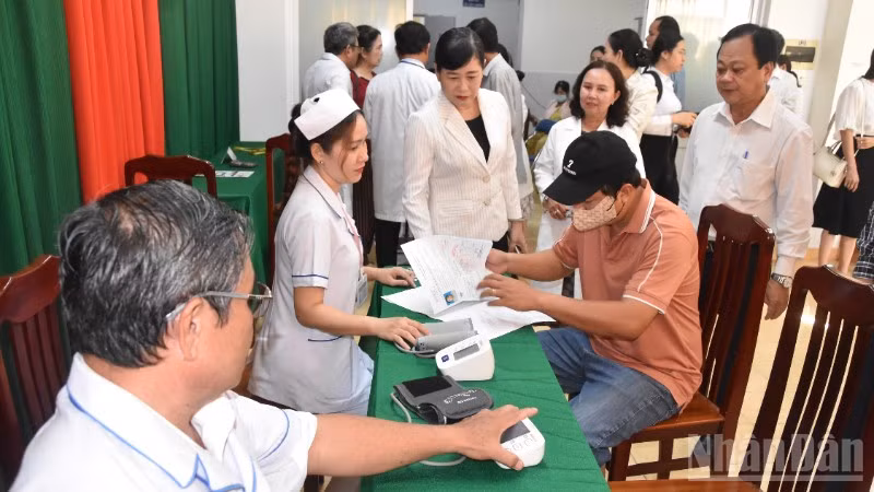 Khám sức khỏe định kỳ miễn phí cho nhân dân tỉnh Đồng Tháp tại Trung tâm Y tế khu vực Mỹ Tho.