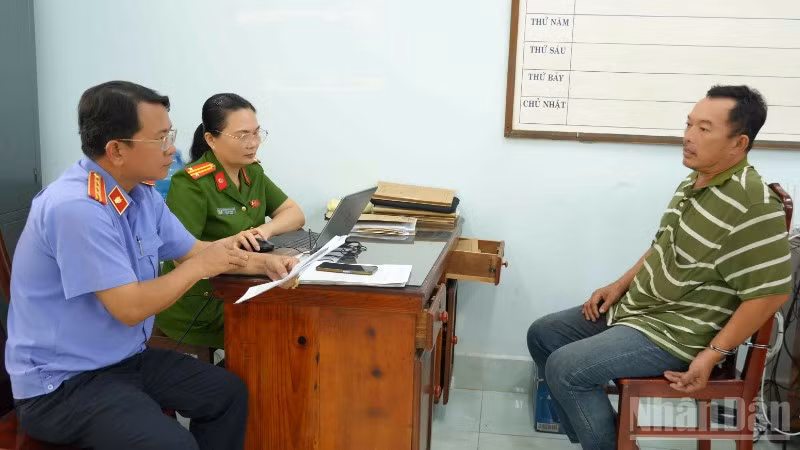 Đối tượng Dương Tấn Cường làm việc với cơ quan chức năng.