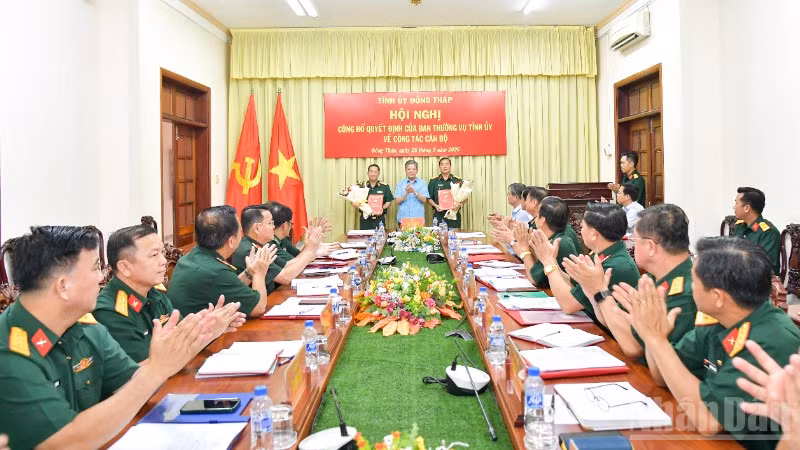 Đồng chí Ngô Chí Cường trao quyết định cho Thiếu tướng Trần Minh Trang và Đại tá Nguyễn Văn Hoa.