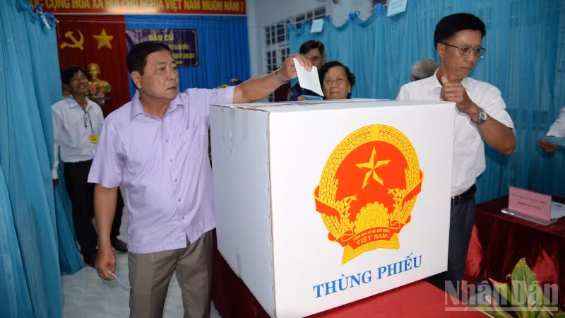 Cử tri bỏ phiếu bầu cử tại xã Tân Phước 1, tỉnh Đồng Tháp.