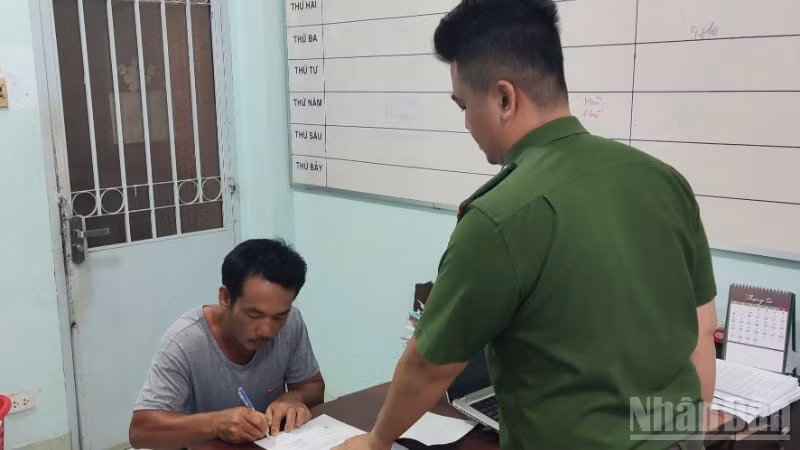 Nguyễn Văn Tuấn tại cơ quan công an.