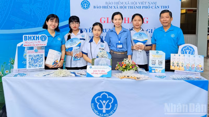Gian hàng tuyên truyền, giải đáp, tư vấn chính sách bảo hiểm xã hội, bảo hiểm y tế học sinh, sinh viên. (Ảnh: VĂN ÚT)