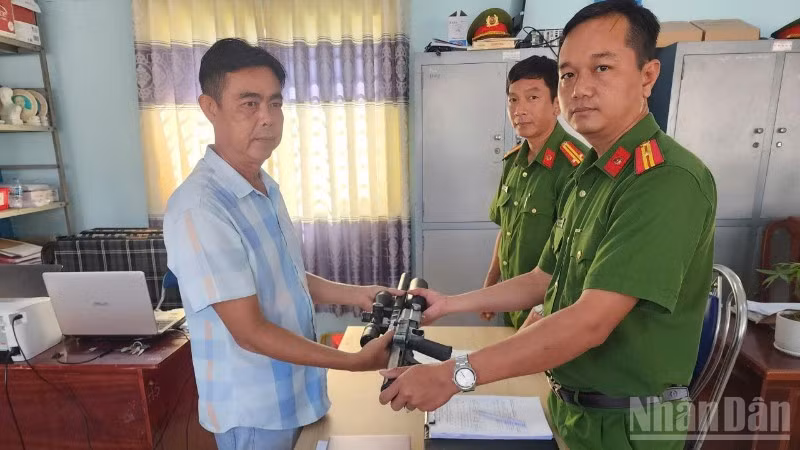 Anh Thắng giao nộp súng cho cơ quan Công an. 