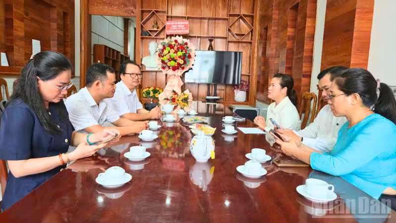 Quang cảnh buổi làm việc.