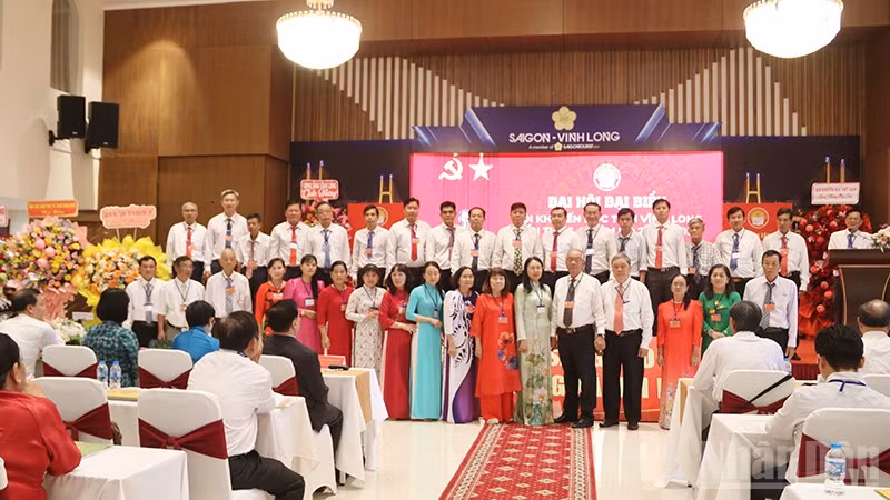 Ban Chấp hành Hội Khuyến học tỉnh Vĩnh Long nhiệm kỳ 2026-2031 ra mắt tại Đại hội (Ảnh: MINH KHỞI).