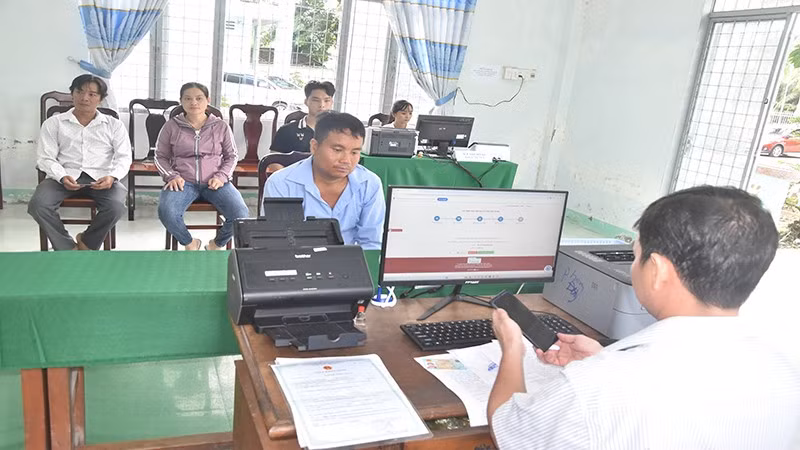 Bộ phận hành chính công tại xã Bình Trưng mới đi vào hoạt động phục vụ người dân.