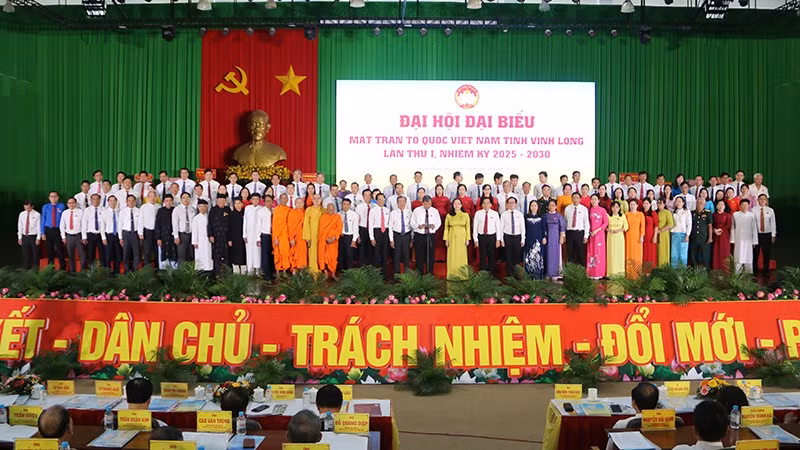 Ủy viên Ủy ban Mặt trận Tổ quốc Việt Nam tỉnh Vĩnh Long khóa 1, nhiệm kỳ 2025-2030 ra mắt Đại hội.