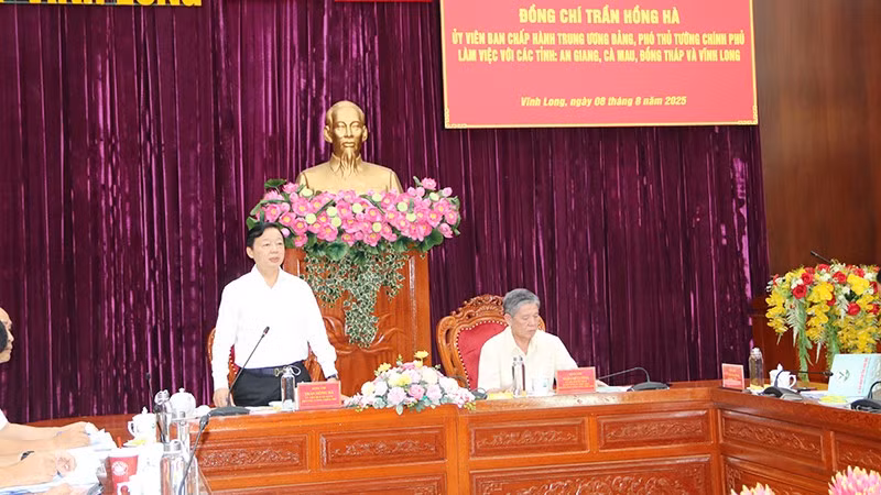 Phó Thủ tướng Chính phủ Trần Hồng Hà phát biểu chỉ đạo tại buổi làm việc.