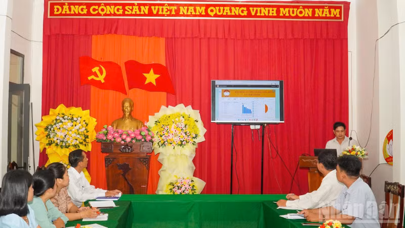 Lãnh đạo Ủy ban Mặt trận Tổ quốc Việt Nam xã Vĩnh Thạnh trao đổi, quan sát việc ứng dụng dữ liệu số trong công tác an sinh và giảm nghèo bền vững. (Ảnh VĂN ÚT)